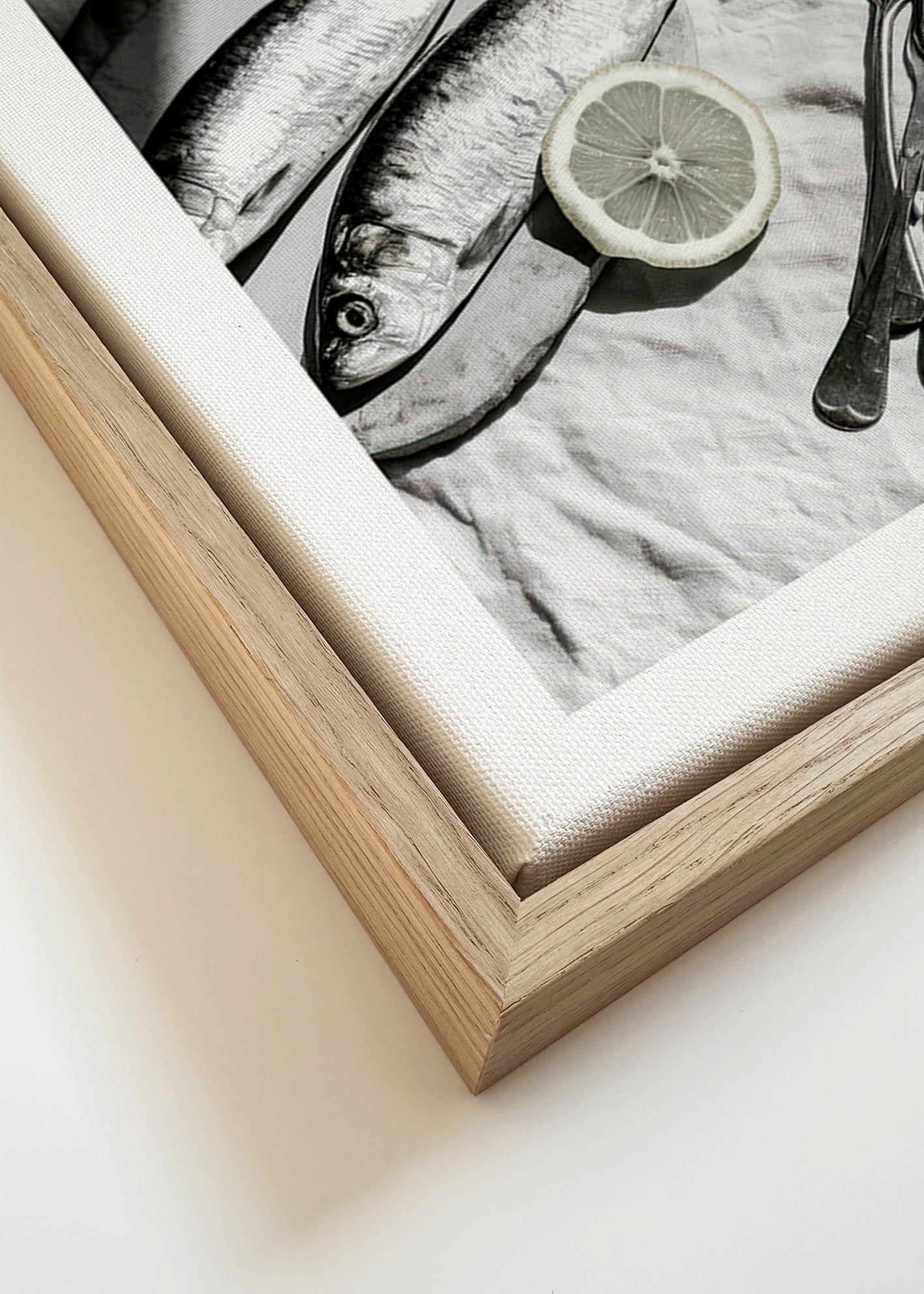 Keuken kunst: monochrome sardines en citroen stilleven