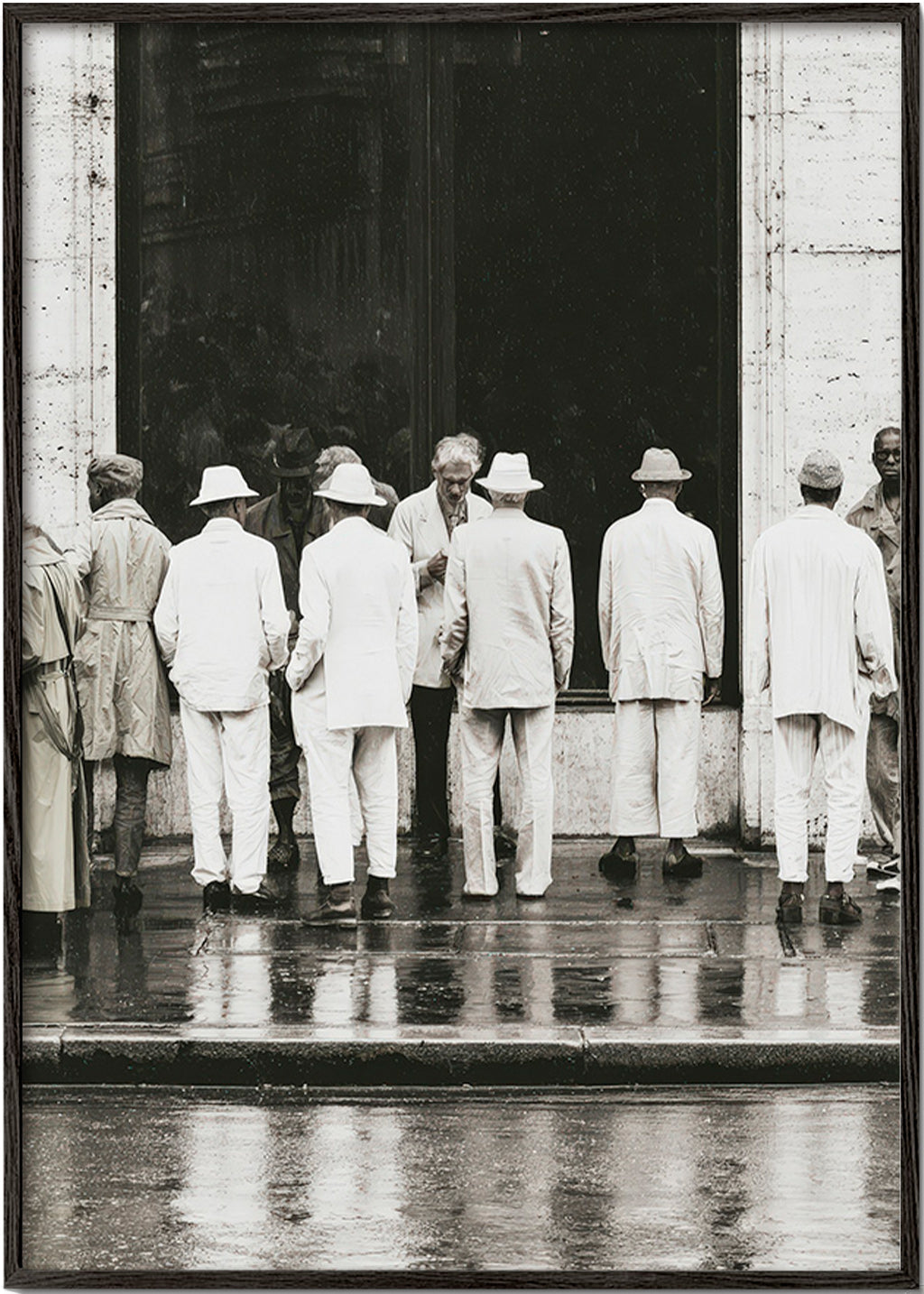 Zwart-wit foto van mannen van achteren in de regen