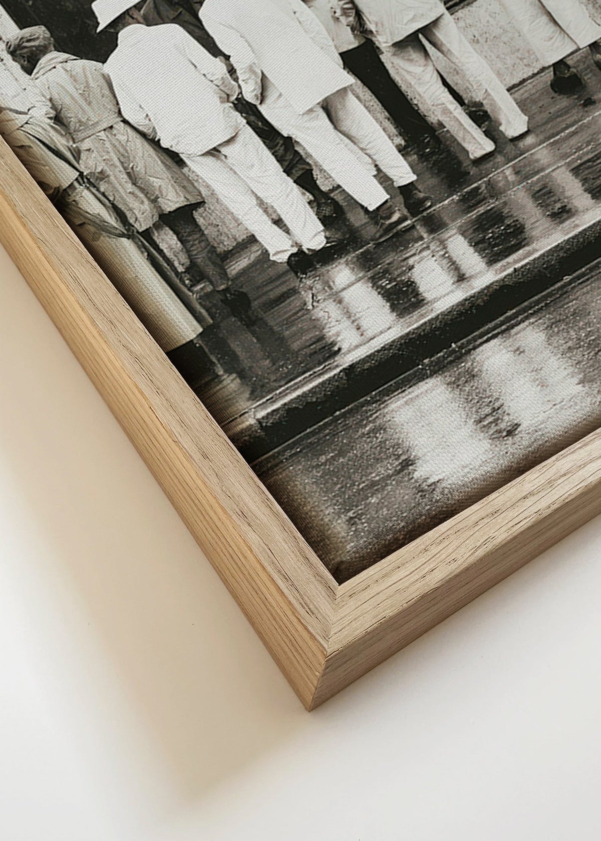 Zwart-wit foto van mannen van achteren in de regen