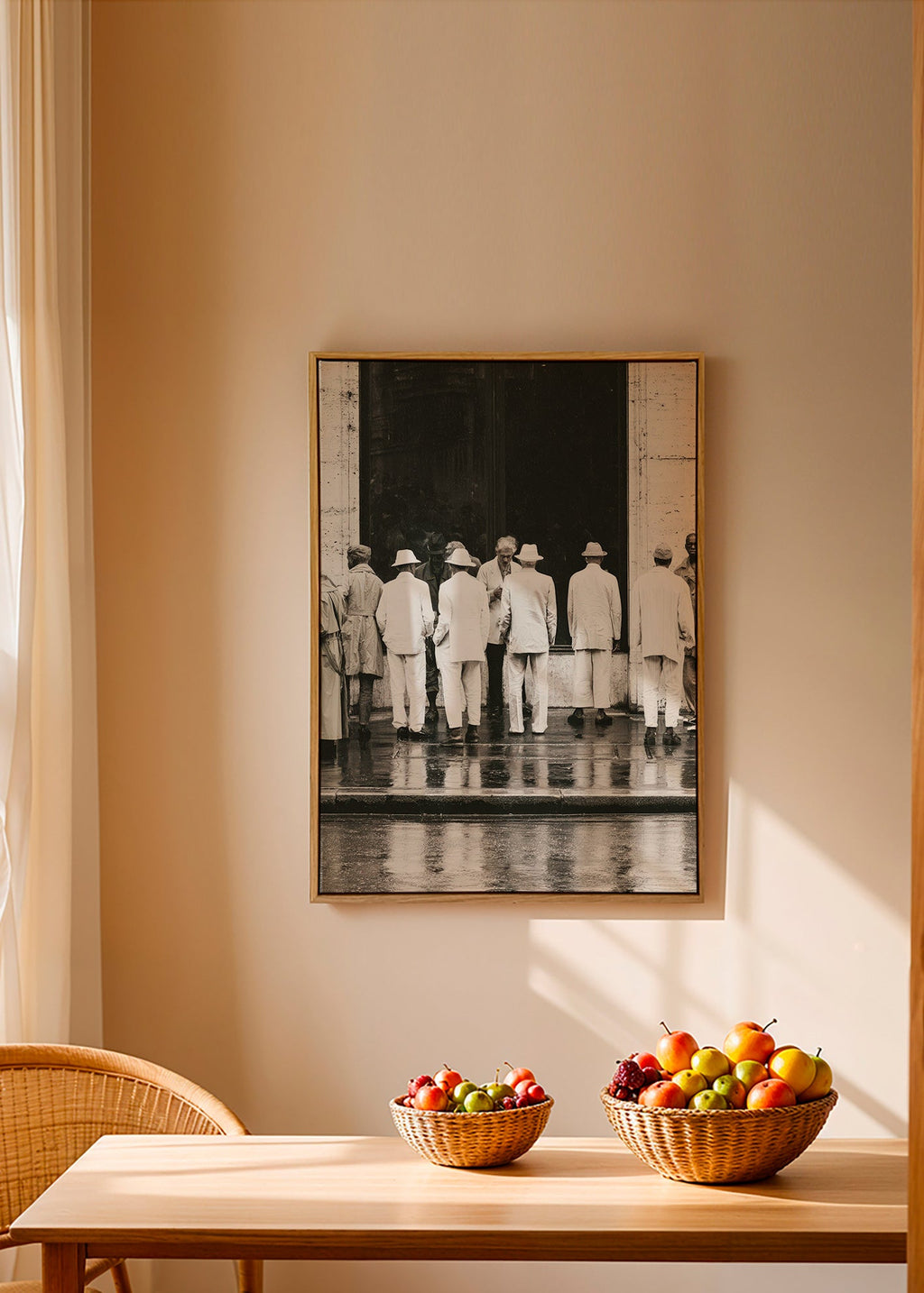 Zwart-wit foto van mannen van achteren in de regen