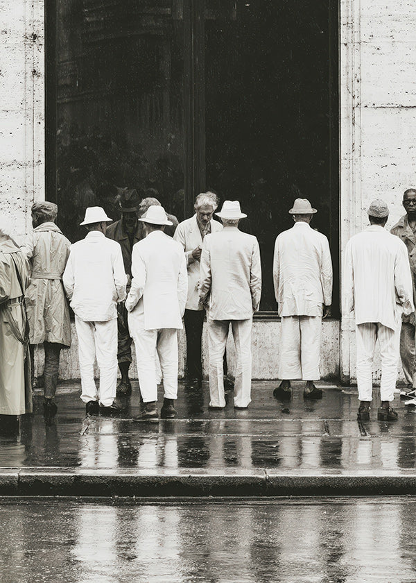 Zwart-wit foto van mannen van achteren in de regen