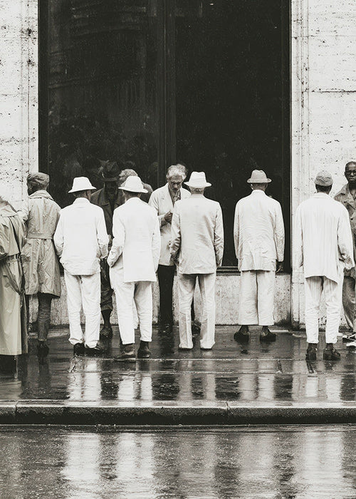Schwarzweiß-Fotografie: Männer von hinten im Regen