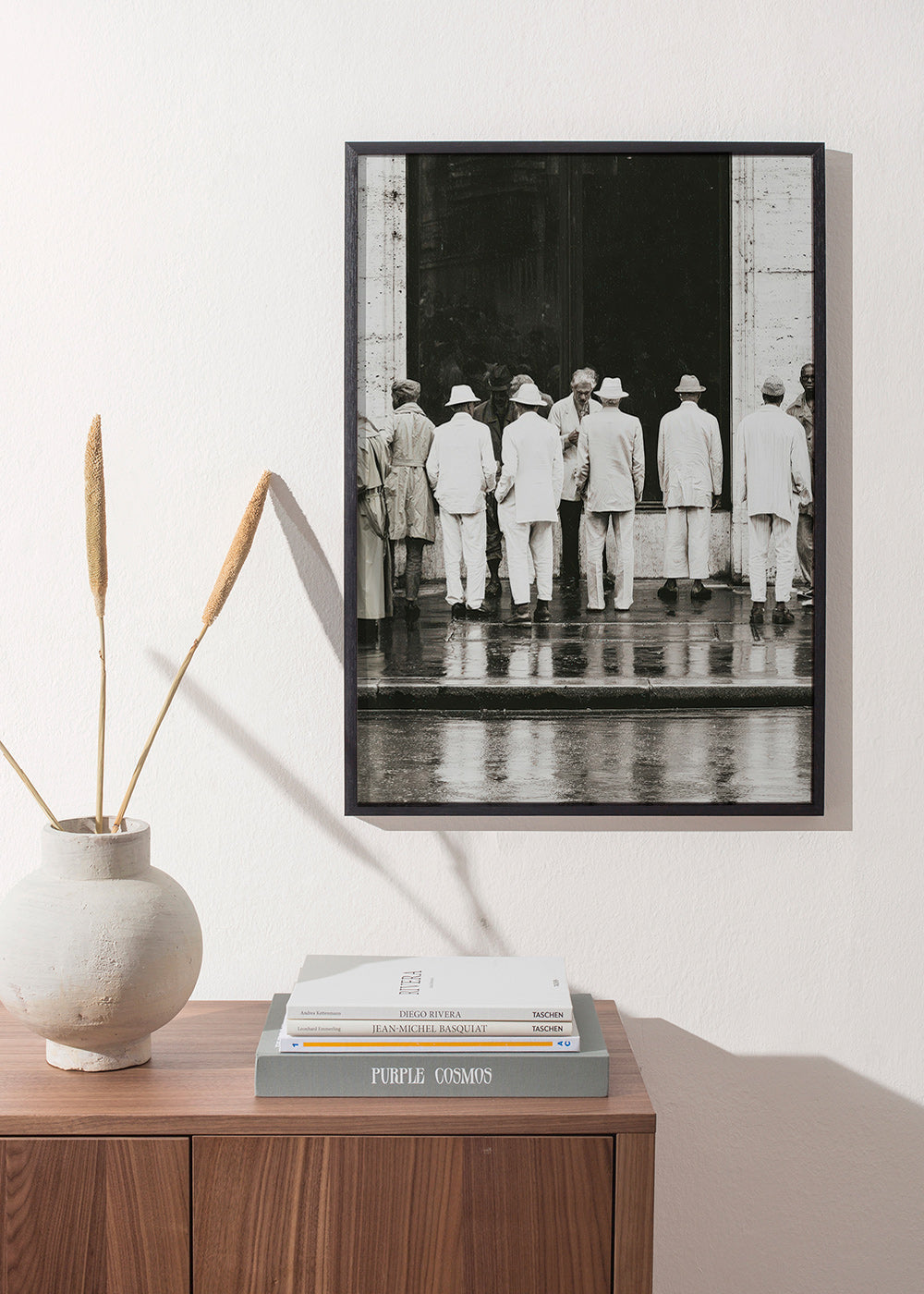 Zwart-wit foto van mannen van achteren in de regen