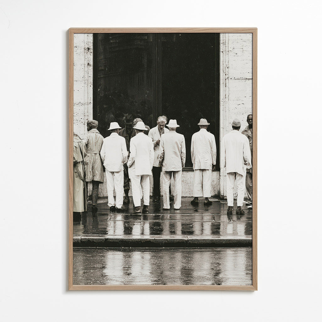 Zwart-wit foto van mannen van achteren in de regen
