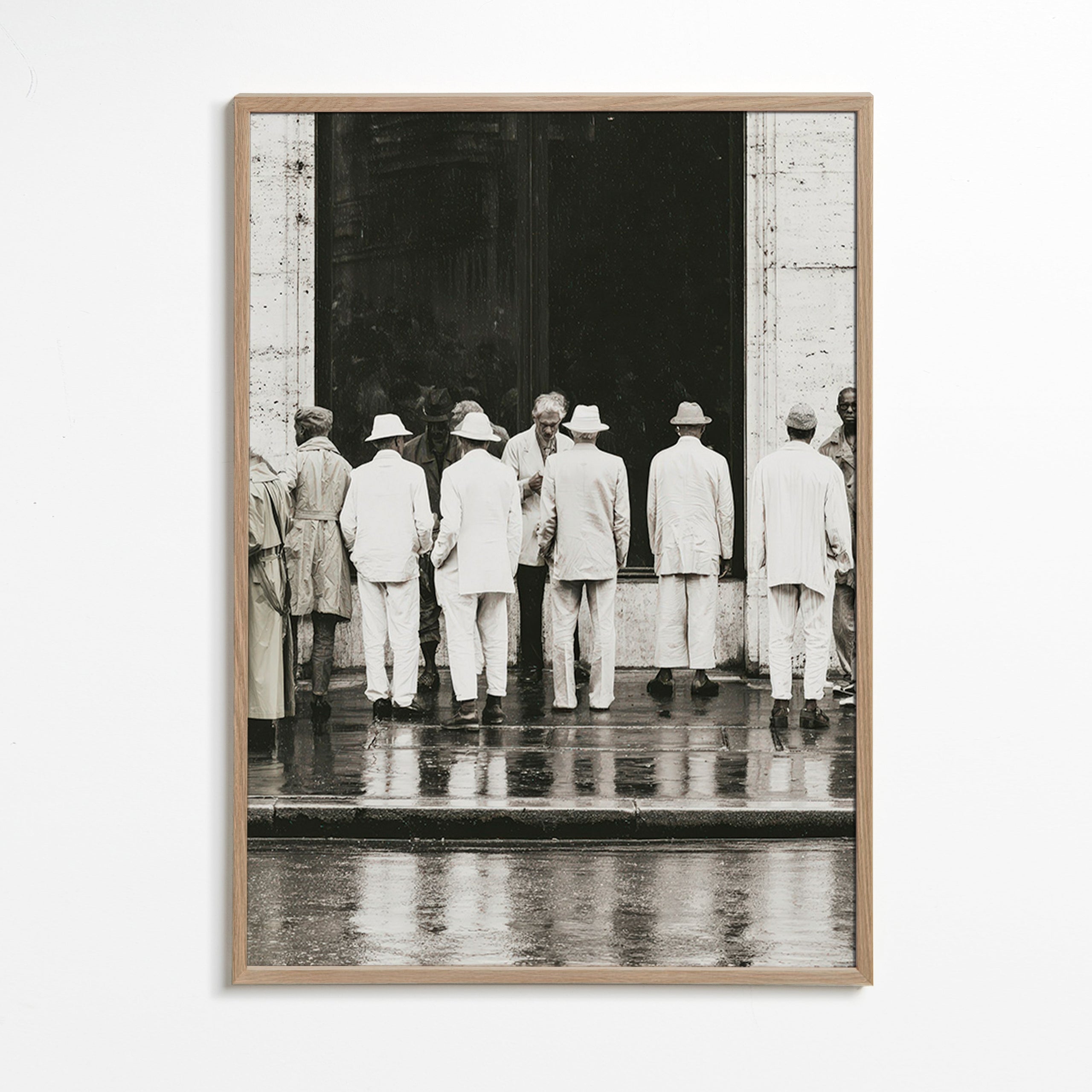 Zwart-wit foto van mannen van achteren in de regen