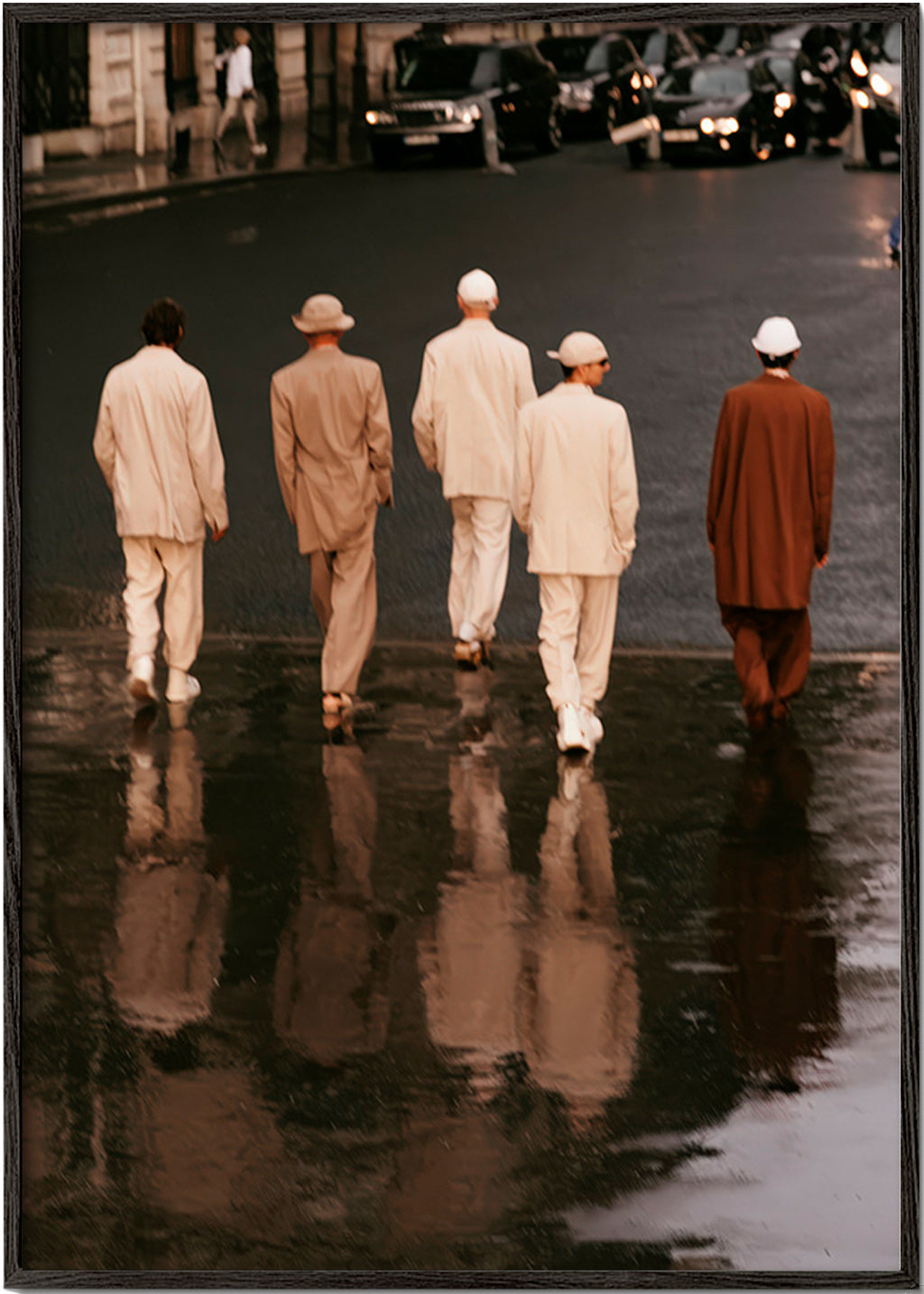 Photographie urbaine: cinq silhouettes sous la pluie