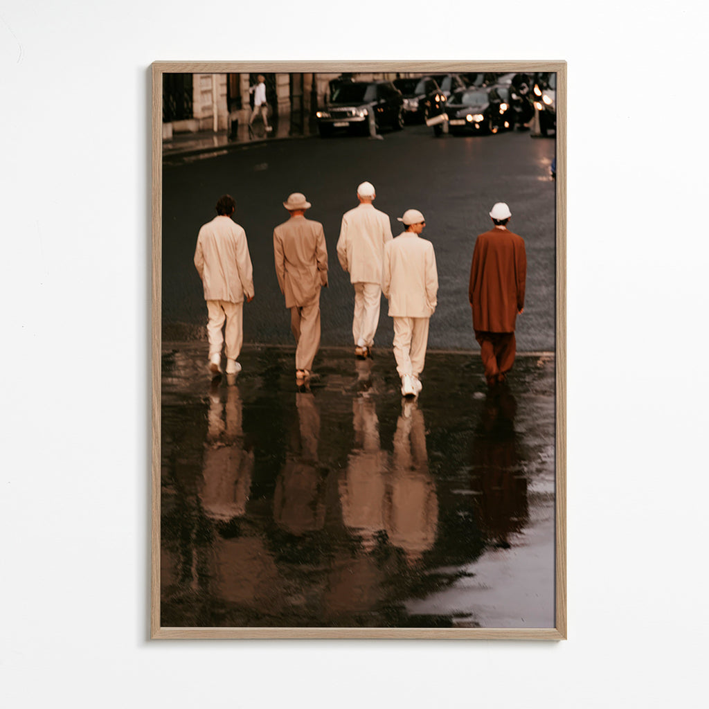 Photographie urbaine: cinq silhouettes sous la pluie