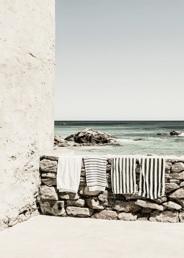 Küstenlandschaft mit aufgehängten Handtüchern