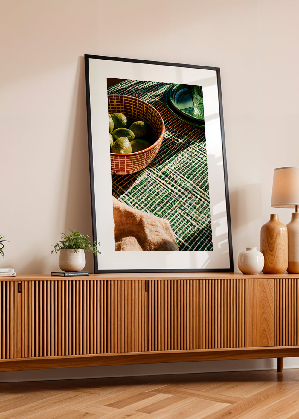 Küchenkunst mit Limetten in Schale und grafischem Tuch