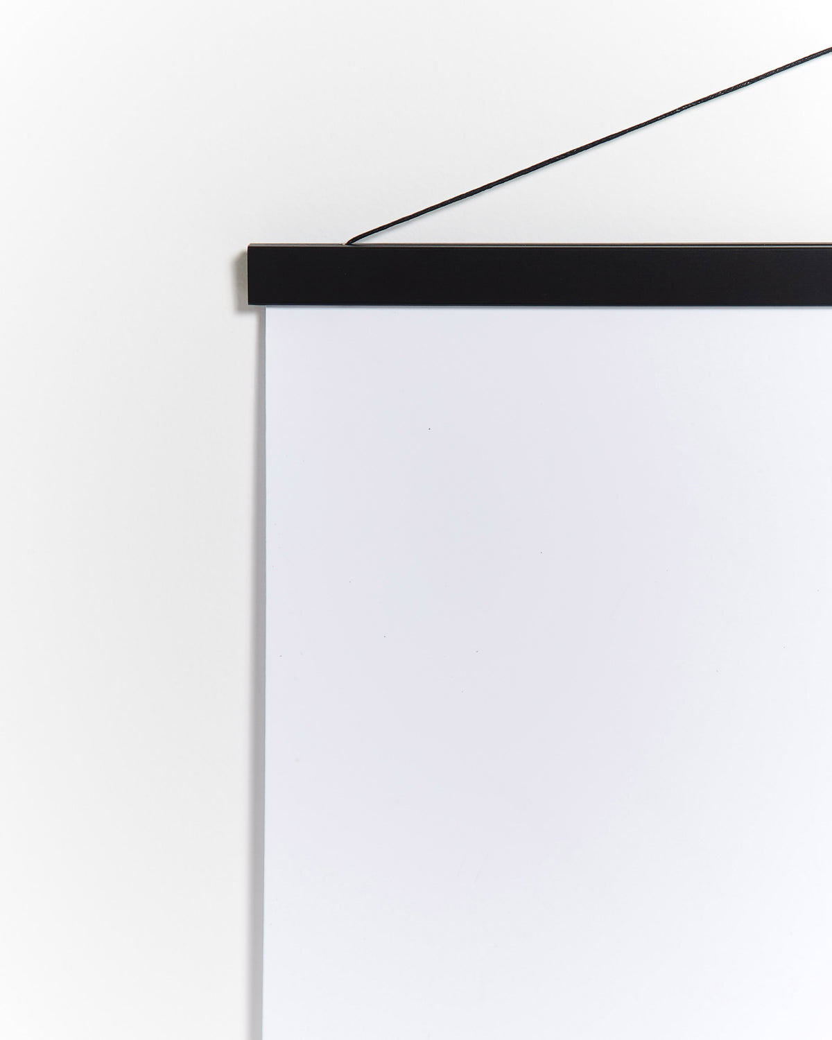 Porte affiche en bois noir 50 cm